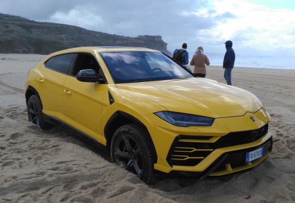 Lamborghini filma primeiro Super SUV da marca na Praia do Norte